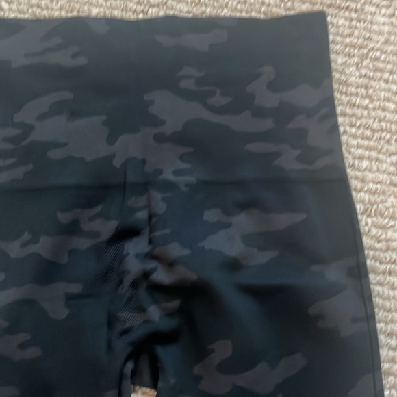LIKE NEW! Spanx Camo Legging - Picture 2 of 7